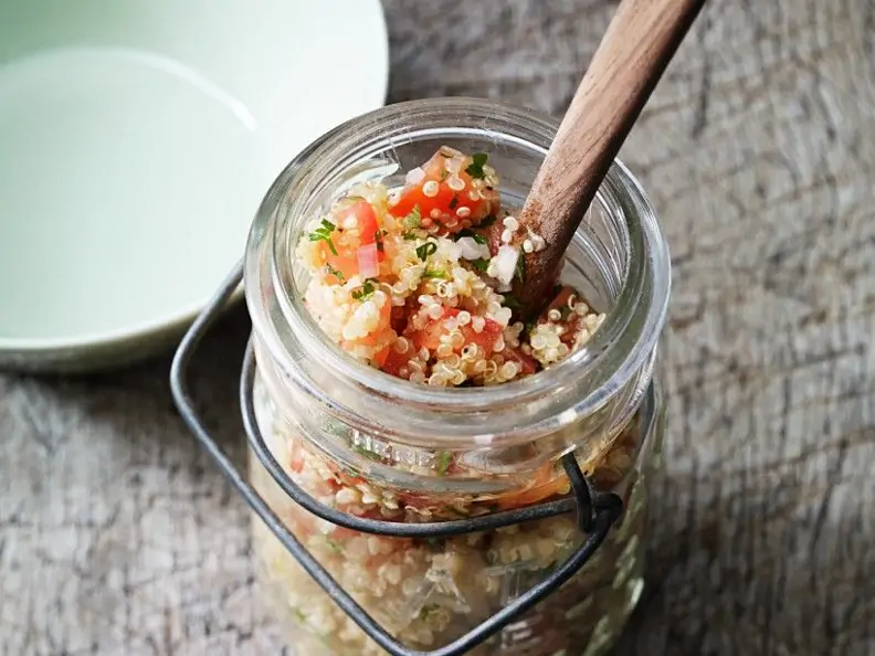 Quinoasalat mit Tomaten und Kräutern