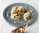 Saftige Semmelknödel mit Pilzsoße