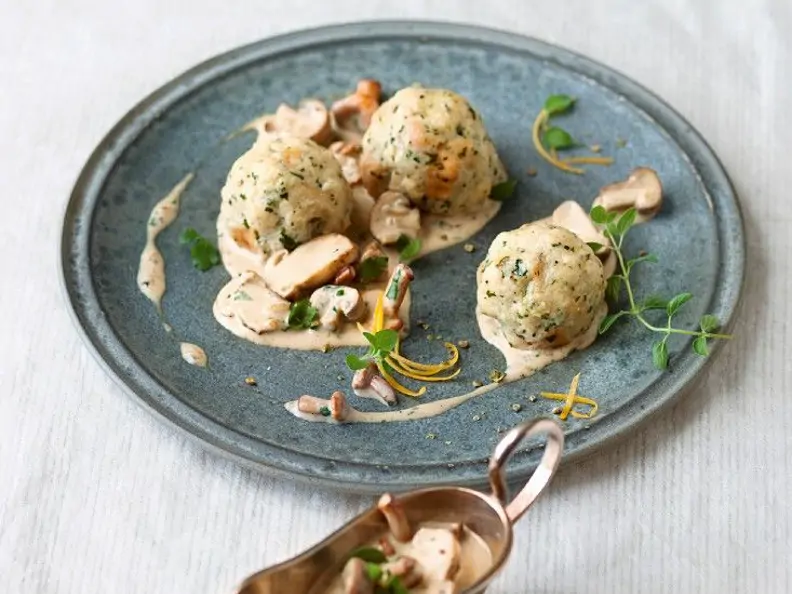 Saftige Semmelknödel mit Pilzsoße
