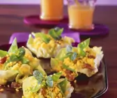 Couscoussalat mit Rosinen auf Salat