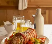 Spanferkelbraten auf Gemüse
