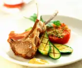 Koteletts vom Lamm mit gegrillten Zucchini und Tomaten