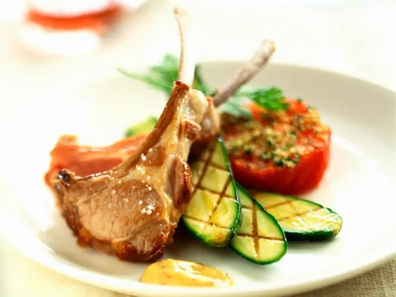 Koteletts vom Lamm mit gegrillten Zucchini und Tomaten