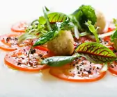 Quinoabällchen auf Tomatensalat