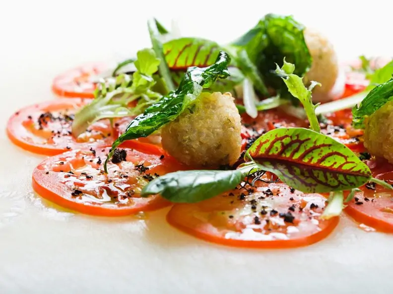 Quinoabällchen auf Tomatensalat