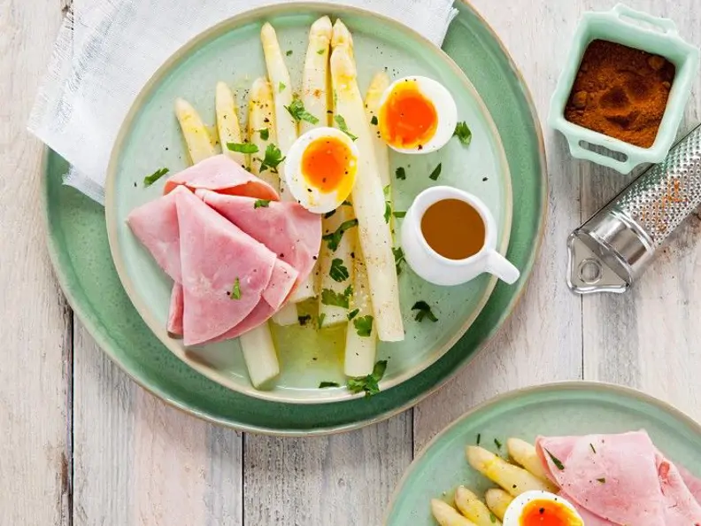 Spargel mit Schinken und Ei