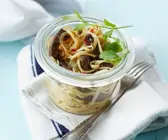 Gebratenes Rindfleisch mit Nudeln