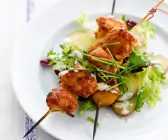 Spieße mit Hähnchenbrust auf Kartoffelsalat