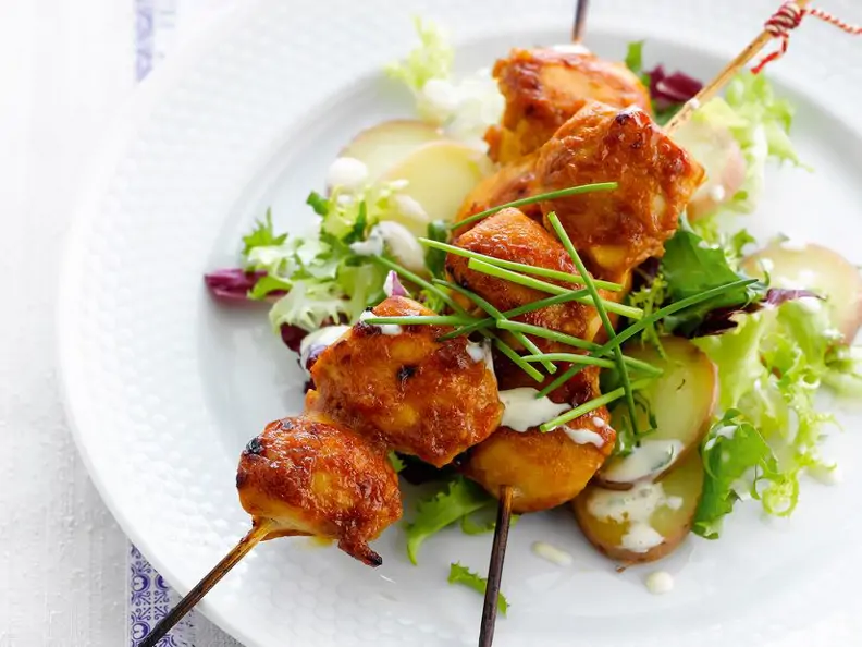 Spieße mit Hähnchenbrust auf Kartoffelsalat