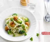 Pasta mit Puten-Hackbällchen und Brokkoli