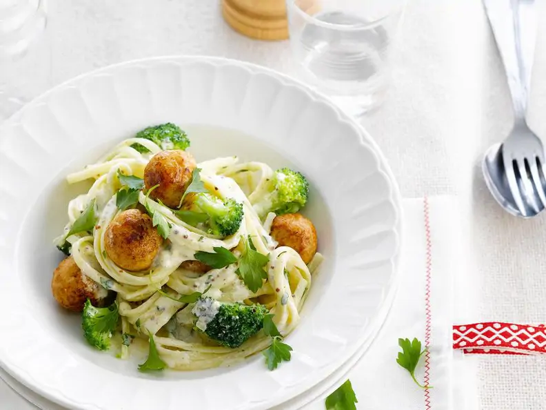 Pasta mit Puten-Hackbällchen und Brokkoli