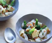Brokkolisuppe mit Nudeln und Seezunge