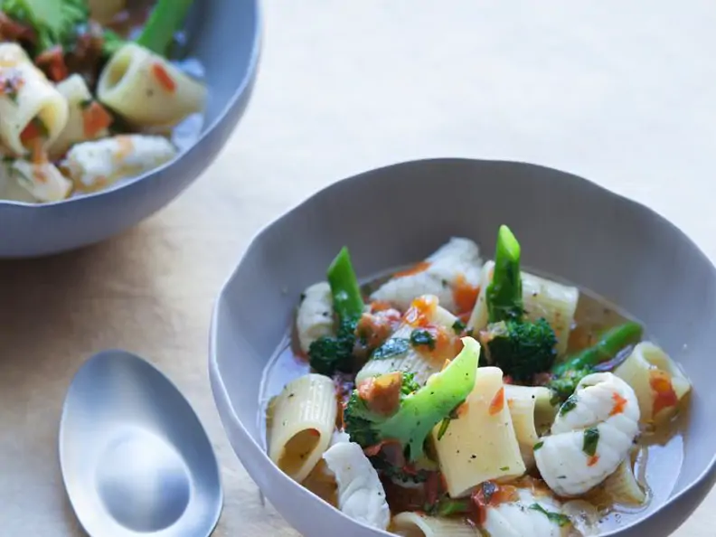 Brokkolisuppe mit Nudeln und Seezunge