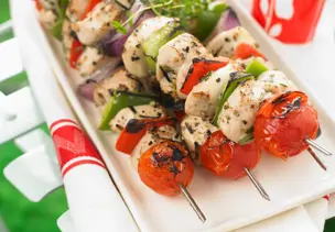 Grillspieße mit Hähnchenbrustfilet, Tomaten und Paprika
