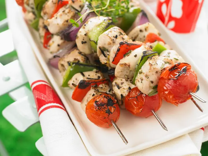 Grillspieße mit Hähnchenbrustfilet, Tomaten und Paprika