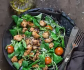 Feldsalat mit gebratener Hähnchenbrust, Tomaten und Parmesan