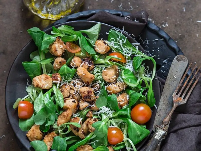 Feldsalat mit gebratener Hähnchenbrust, Tomaten und Parmesan