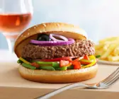 Hamburger mit grünen Bohnen und Paprika