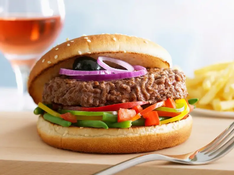 Hamburger mit grünen Bohnen und Paprika