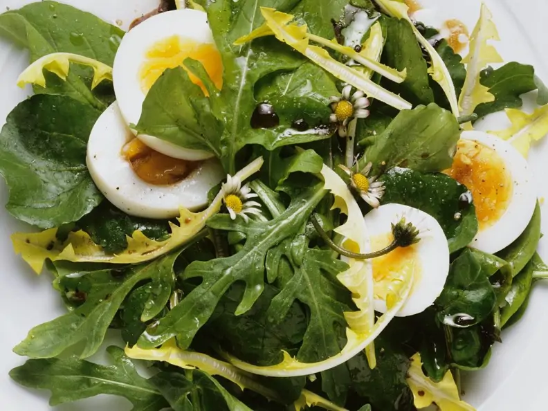 Kräutersalat mit Ei und Senfdressing