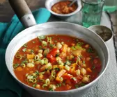 Tomatensuppe mit Hähnchenbrust und Gemüse