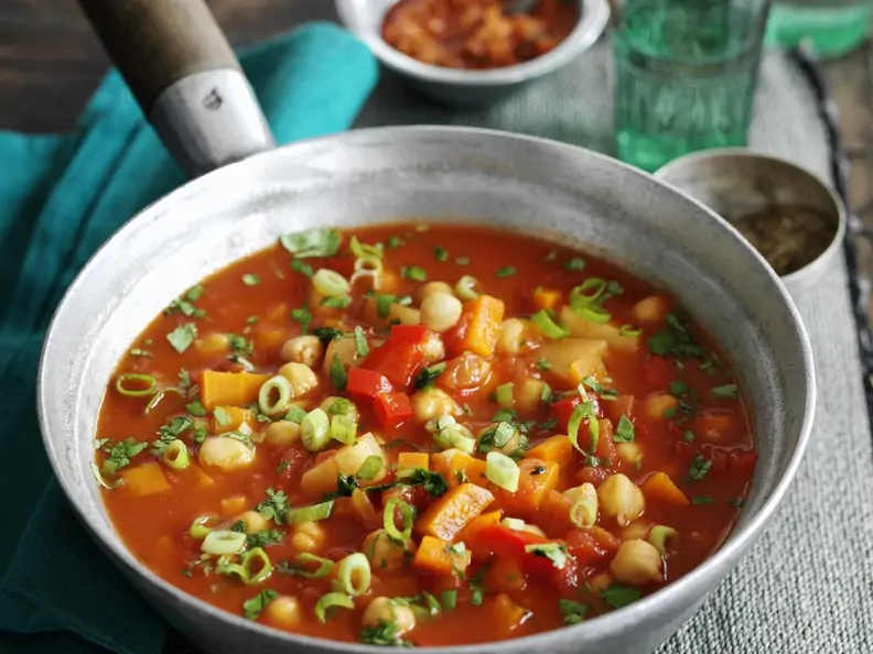 Tomatensuppe mit Hähnchenbrust und Gemüse