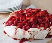 Pavlova mit Beeren