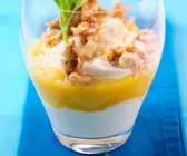 Quarkcreme mit Mango und Nüssen