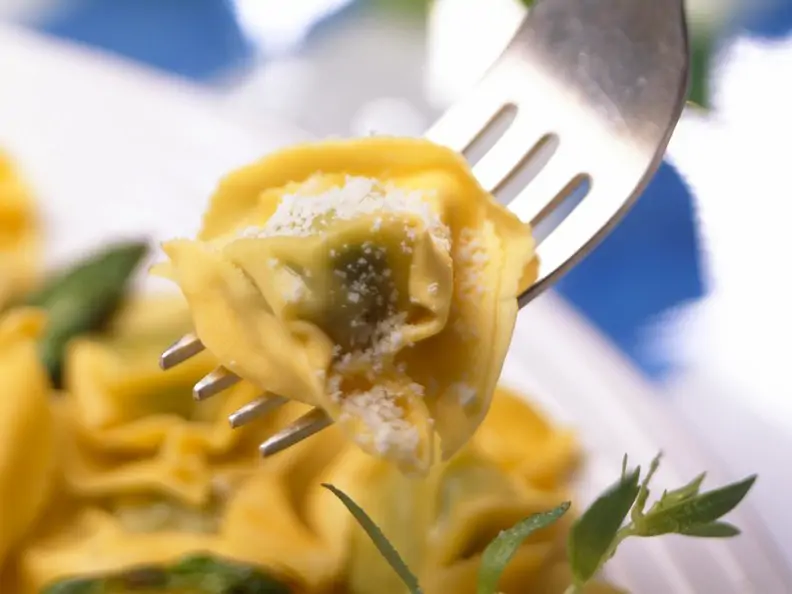 Ricottaravioli mit Estragon und grünem Spargel