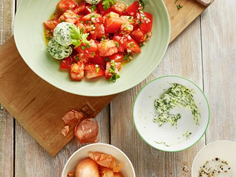 Tomatensalat mit Spinat-Ricottabällchen