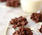 Cornflakes mit Schokolade und Mandeln