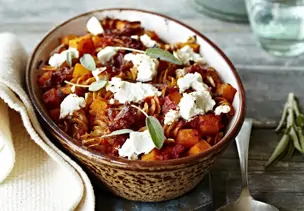 Kürbis-Fusilli-Auflauf mit Ziegenkäse