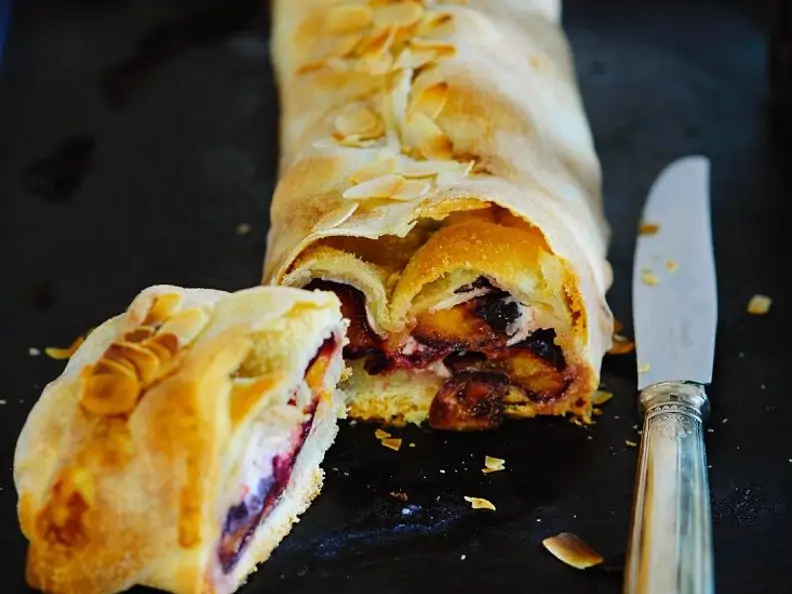Zwetschgen-Mandel-Strudel