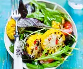 Gemüsesalat mit Kräutern und Mais