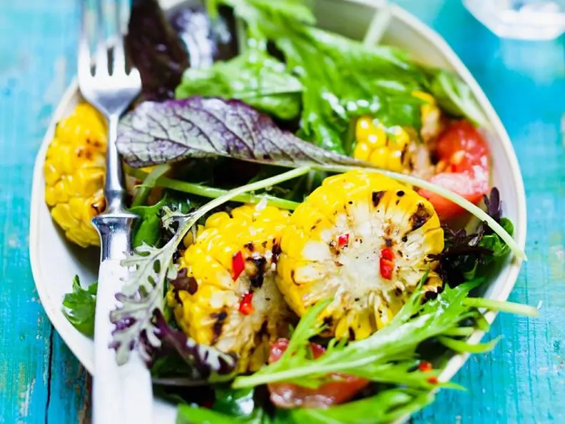 Gemüsesalat mit Kräutern und Mais