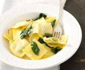 Spinat-Ravioli mit Salbeibutter