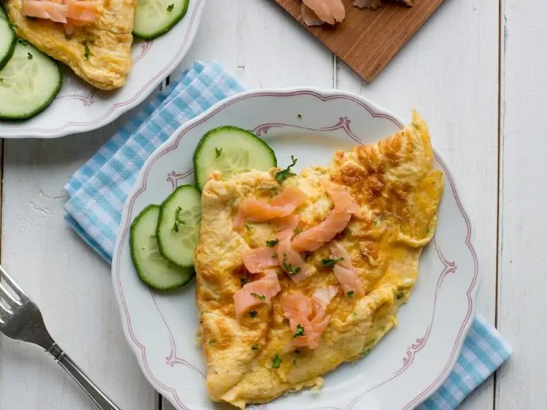Omelette mit Lachs und Gurke
