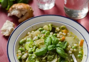 Grüne Minestrone mit Saubohnen