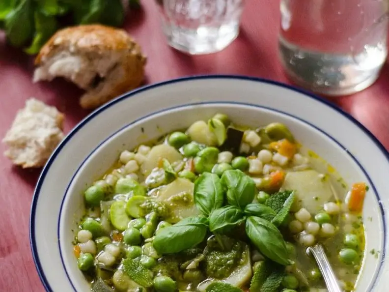 Grüne Minestrone mit Saubohnen