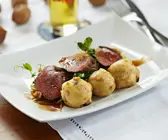 Rehrückenbraten mit Grießknödeln
