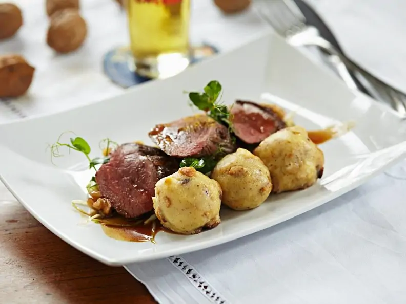 Rehrückenbraten mit Grießknödeln