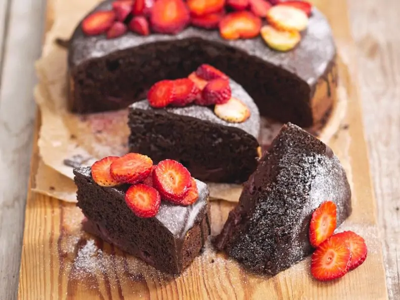 Schokokuchen mit Beeren