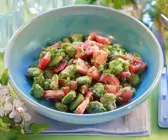 Saubohnensalat mit Tomaten und Schnittlauch