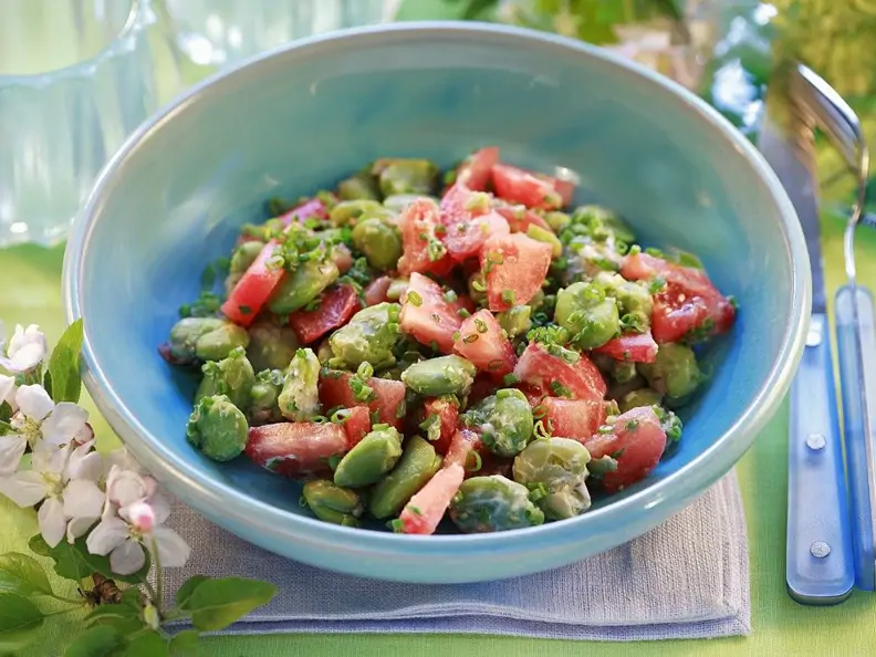 Saubohnensalat mit Tomaten und Schnittlauch