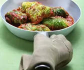 Kohl-Päckchen mit Tomatensauce