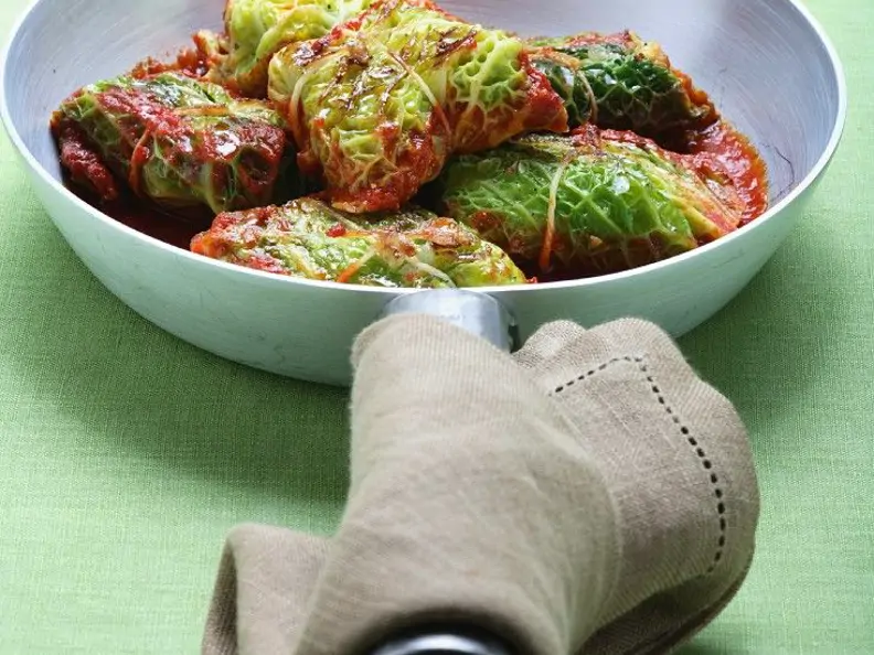Kohl-Päckchen mit Tomatensauce