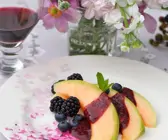 Melone mit warmer Beerensauce