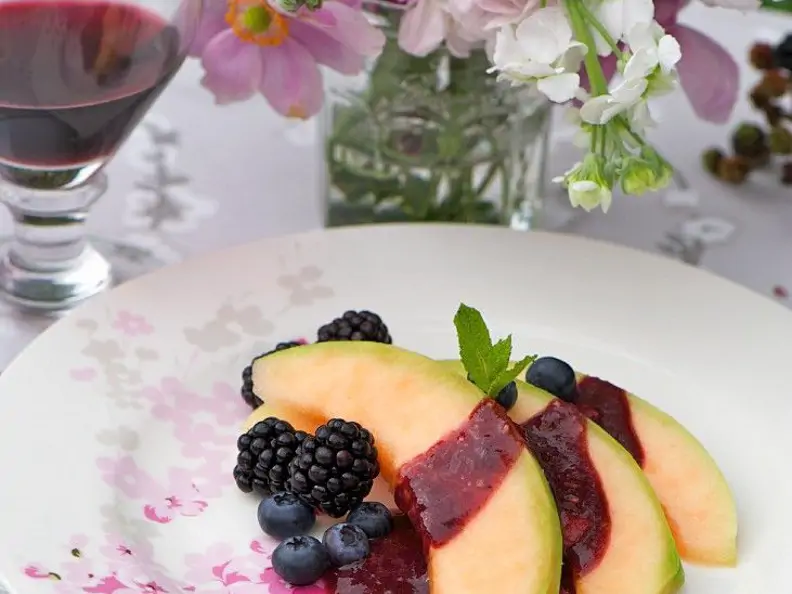 Melone mit warmer Beerensauce