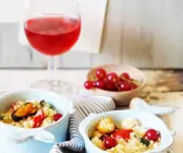 Bulgursalat mit Meeresfrüchten, Gemüse und Johannisbeeren