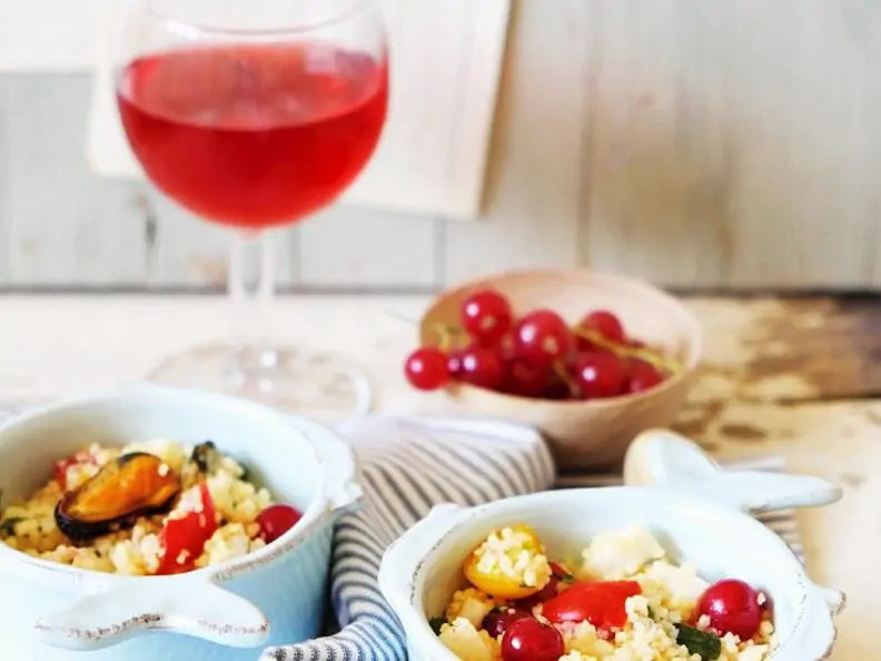 Bulgursalat mit Meeresfrüchten, Gemüse und Johannisbeeren